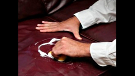 Comment nettoyer un canapé en cuir : Astuces simples pour un cuir éclatant et durable