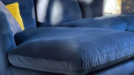 Conseils et bonnes pratiques pour nettoyer votre canapé en velours